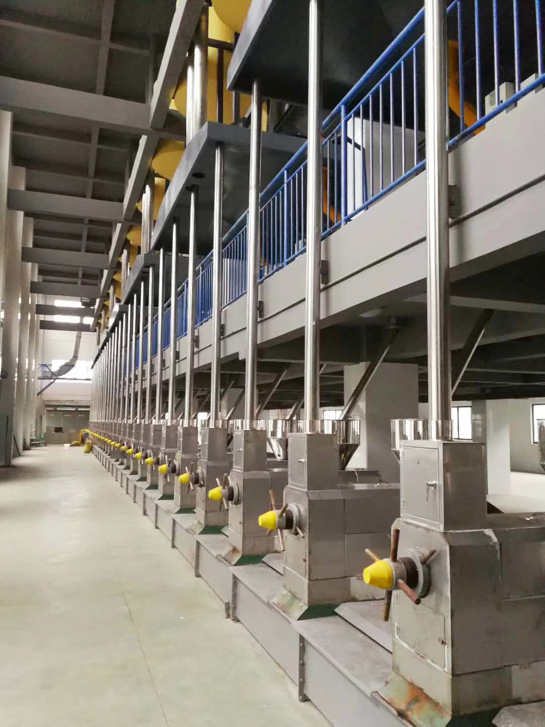 Plant oil refining equipment